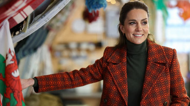 Міддлтон у пальті з валлійським візерунком сіла за швацьку машинку на виробництві джинсів. Фото