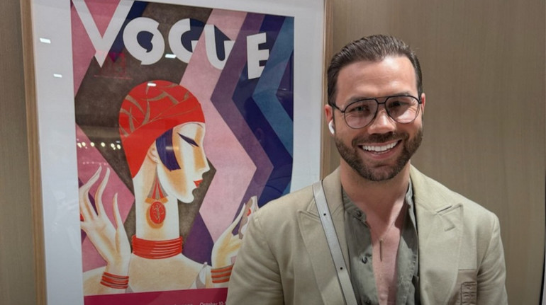 Мінімалізм, декольте та пояси: Андре Тан порадив, як вдало вдягатися власницям пишного бюсту