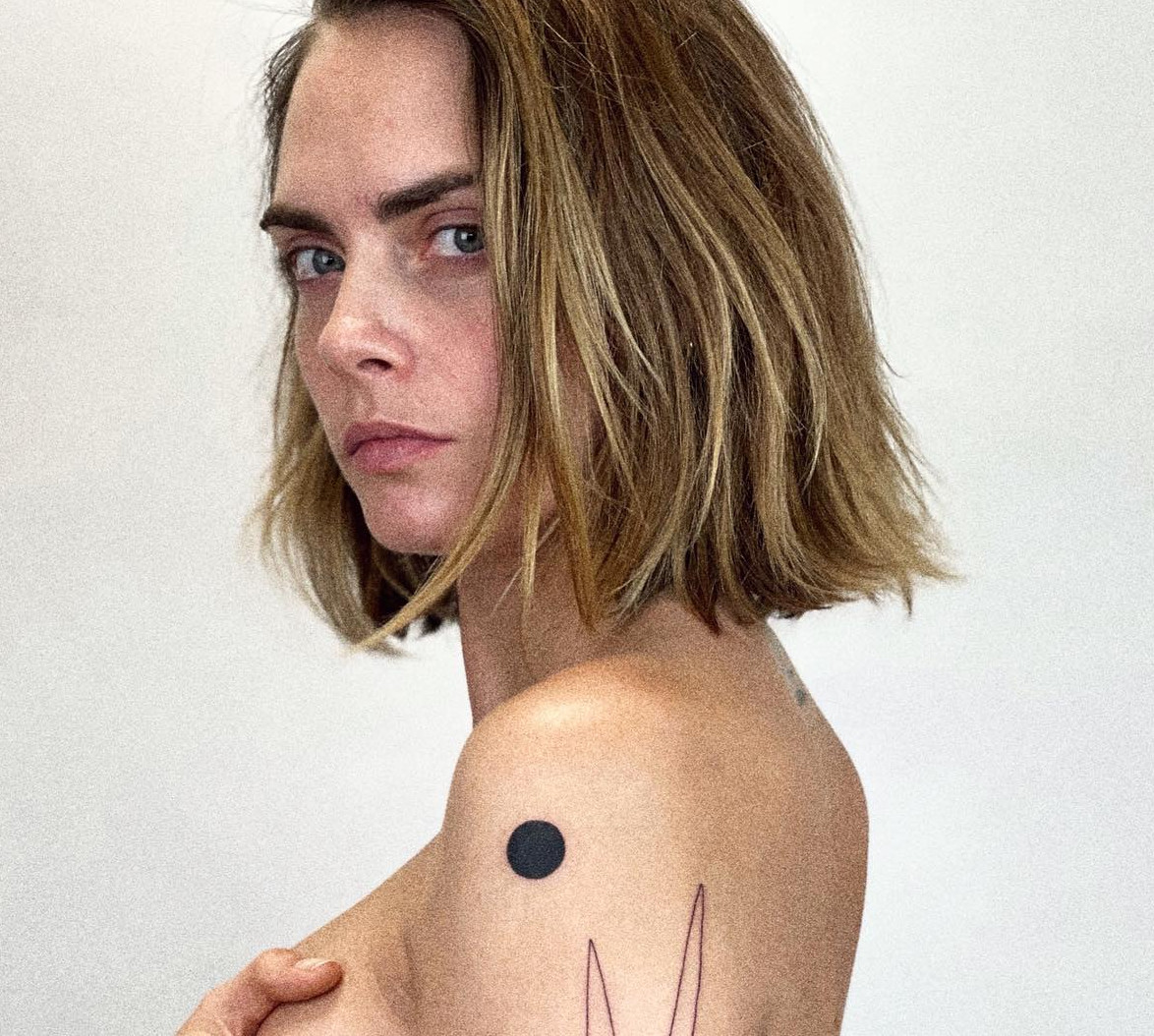 Різниця в одній літері: Кара Делевінь топлес засвітила нове тату з помилкою. ФОТО