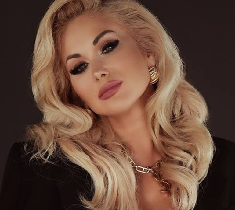 Бужинська попозувала у сітчастому ліфчику та закликала не пити з чашки свого партнера