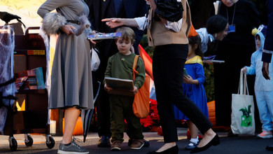 Син у костюмі Зеленського, дочка в жовто-блакитному: як діти Блінкена до Байденів на Геловін ходили