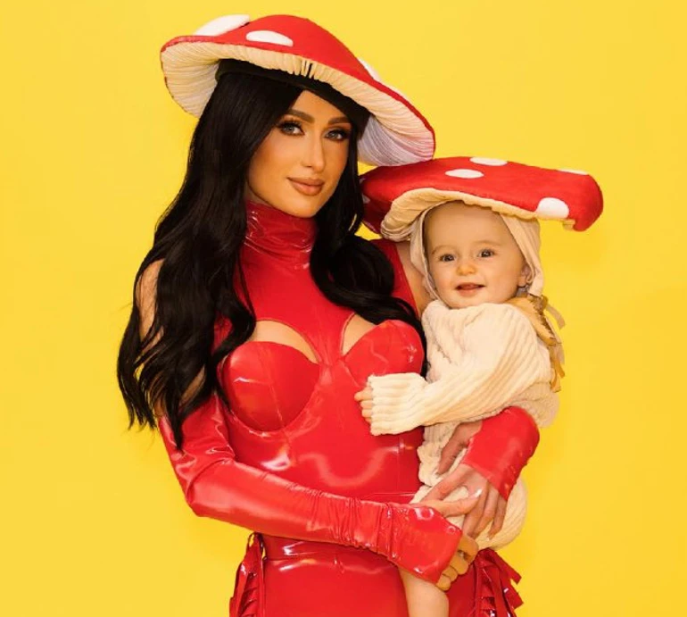 Мухомори і повний ульот: Хілтон з чоловіком і 9-місячним сином епатували костюмованим фотосетом на Геловін