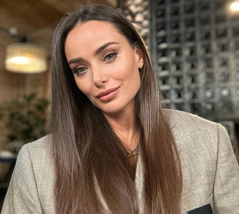 Мішина посвітила рельєфним тілом у рожевому бікіні та пояснила, чи відмовилася від солодкого