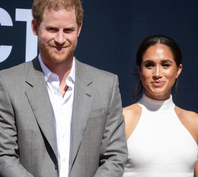 Меган Маркл у пишній спідниці до підлоги прийшла з принцом Гаррі на кінопрем'єру. Фото