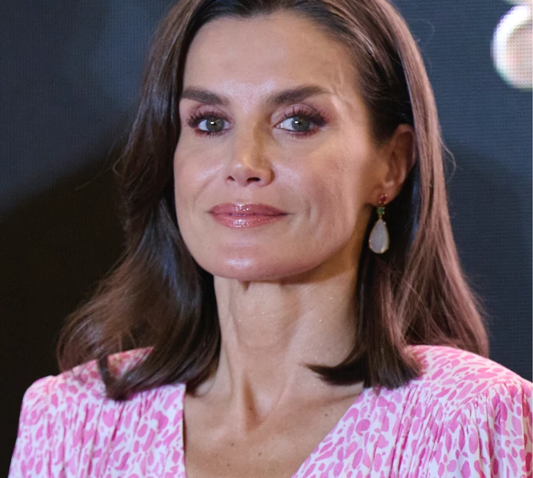 Рожевий принт і декольте: королева Летісія вигуляла весняний образ у Кадісі. Фото