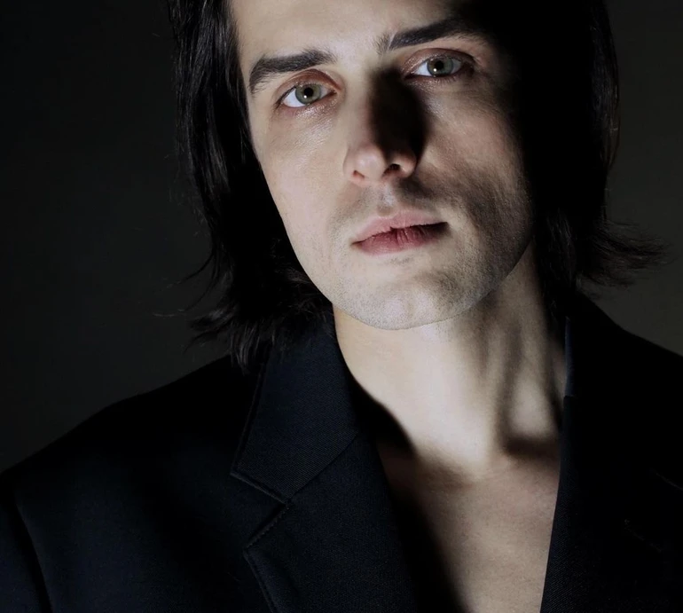 Голоторсий онук Ротару з кігтями та у пальті уявив себе Мефістофелем