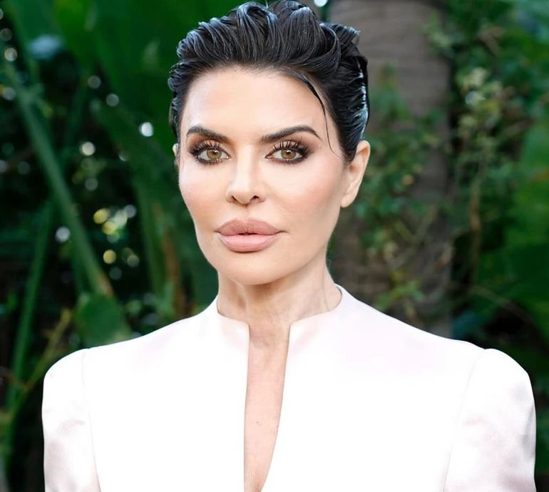 60-річна Ліза Рінна без мейку розсекретила головний компонент свого догляду та станцювала в ліфчику під Ріанну