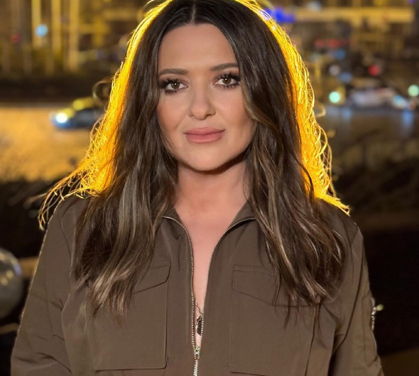 Могилевська у червоній декольтованій сукні та на підборах показала, що вперше зробила у себе вдома