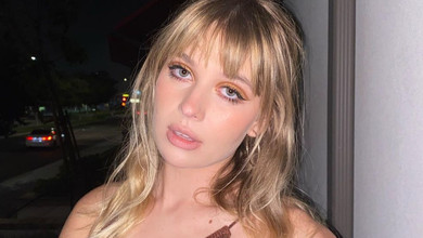 23-річна донька Брежнєвої в бікіні та сітці попозувала на пляжі коло скелі. Фото