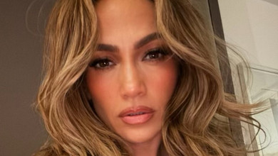 Декольтований светрик і спідниця з зухвалим розрізом: Лопес продемонструвала ефектний осінній образ. Фото