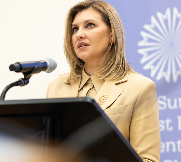 Контрастні луки та брошки: Зеленська зазнімкувалася з першою леді США на саміті в Нью-Йорку. Фото