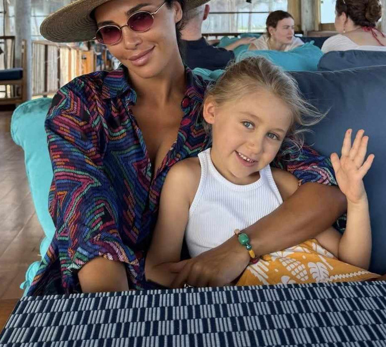 Щодня придумує, як мене порадувати: Дімопулос похвалилася подарунком від 5-річної доні та стрункою фігурою в купальниках. Фото