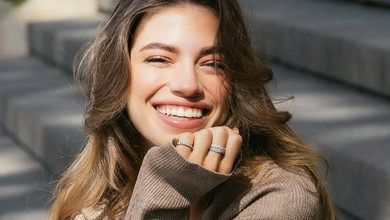 15-річна донька Брежнєвої у пісочному трикотажі наробила жіночних фото на сходах