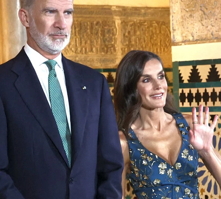 Колір павича та золоті аксесуари: королева Летісія на офіційну вечерю вигуляла сукню 6-річної давнини. Фото