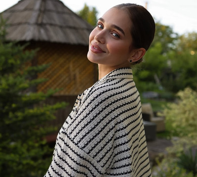 Третій день не розчісуюсь: Саша Бо здивувала новою зачіскою та луком в стилі 90-х. Фото