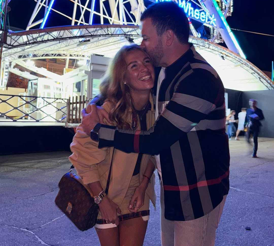 Втекти на побачення: Решетнік на площі нічного Києва пригорнув свою дружину в міні