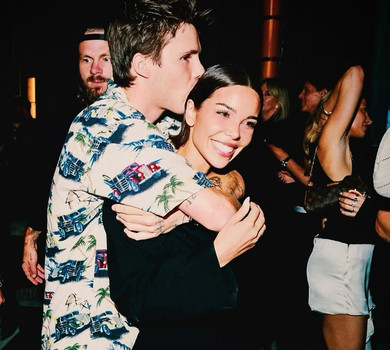 На 10 років старша дівчина сина Бекхемів відповіла хейтерам, чому зустрічається з ним