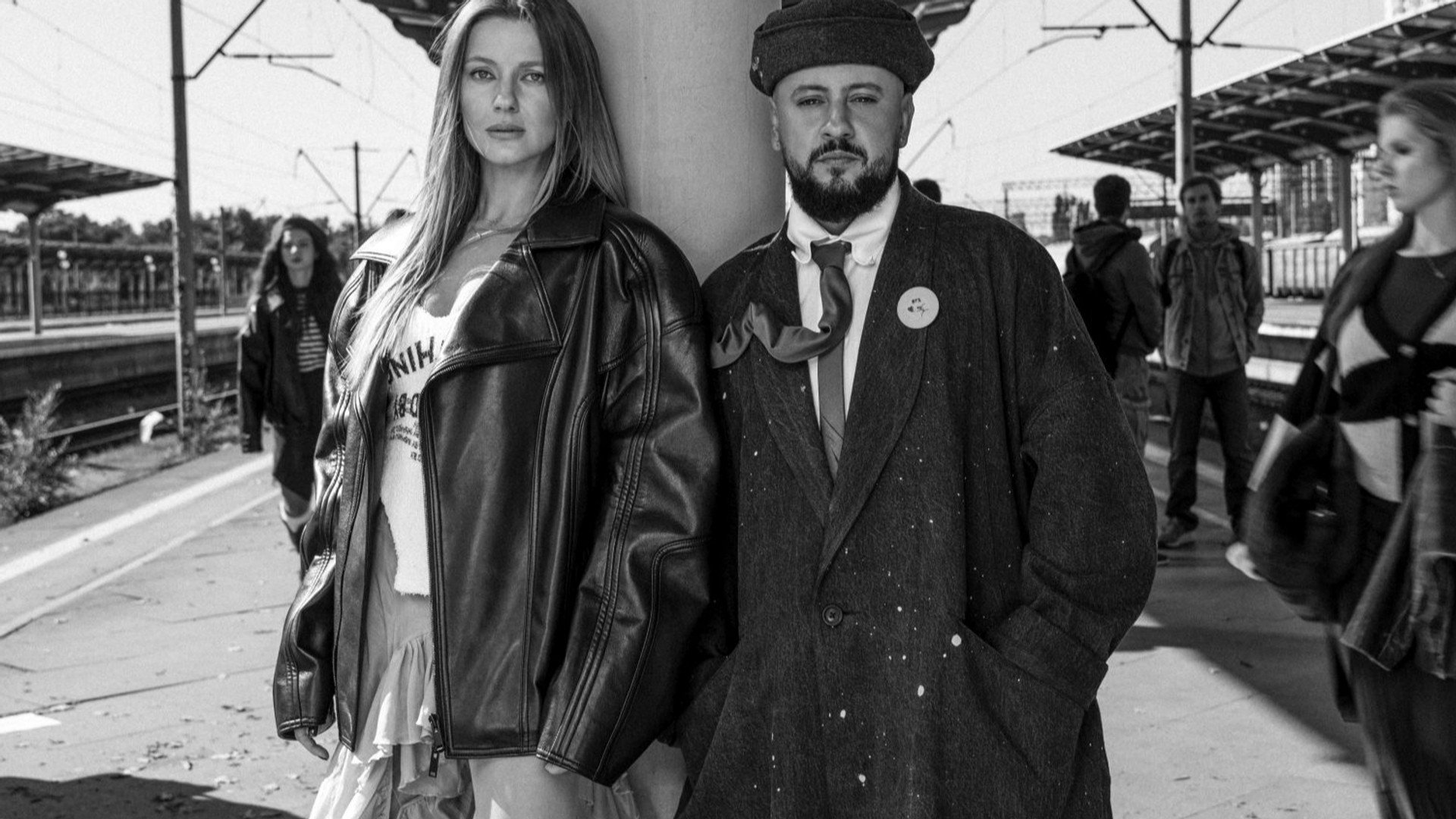 Понад пів сотні акторів, вокзал і контемп: MONATIK і KOLA у чорно-білому кліпі показали "більше ніж любов"