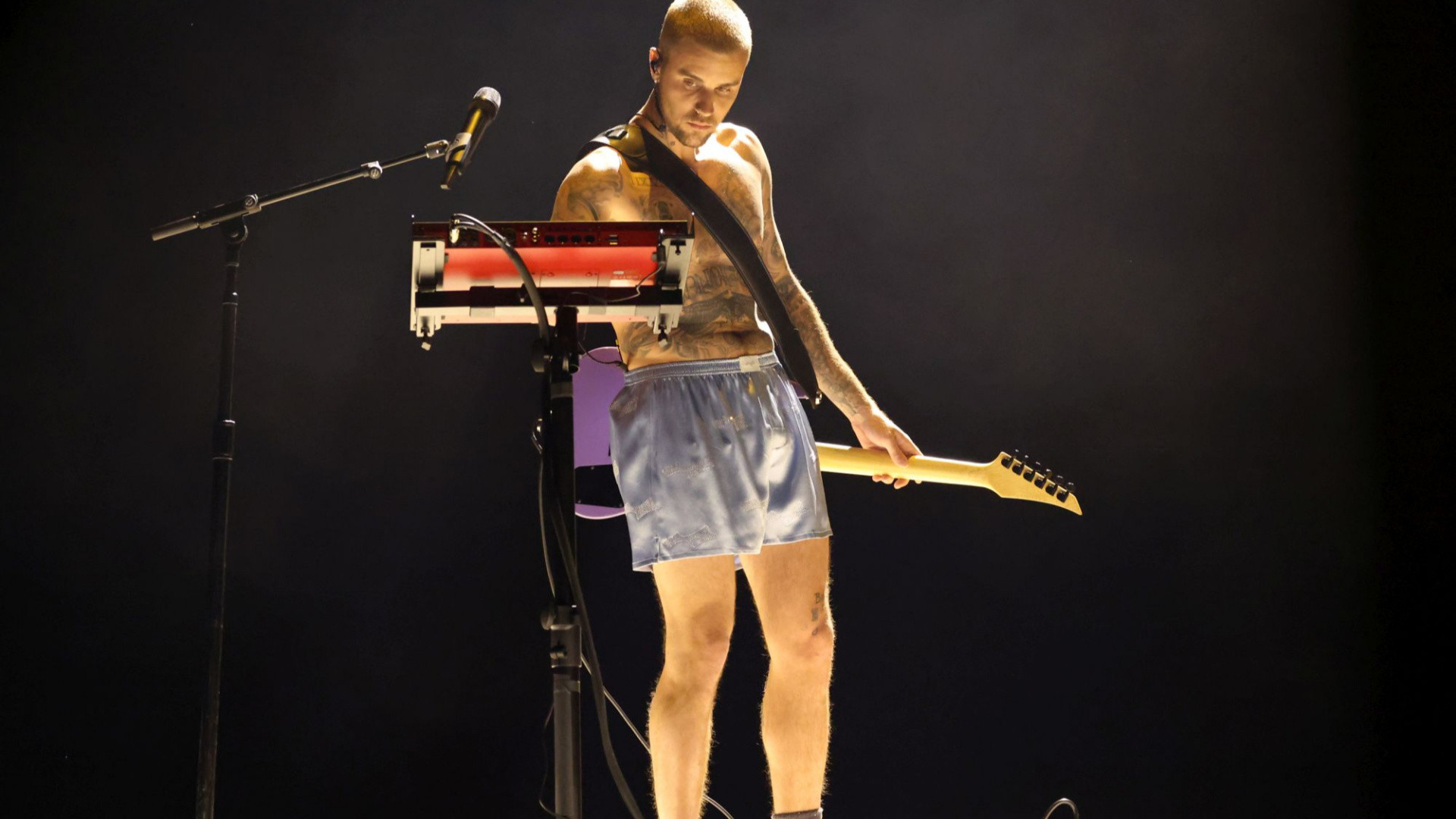 Бібер у самих боксерках і шкарпетках ошелешив публіку вразливим виступом на Греммі вперше за 4 роки