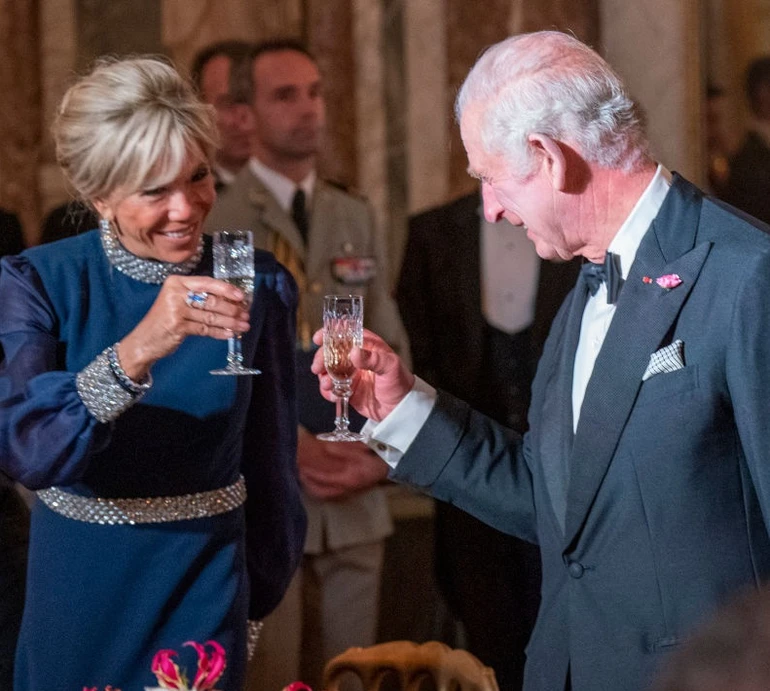 Господиня та гостя в синьому, Грант і Джаггер із дамами: бенкет у Версалі на честь короля Чарльза та Камілли. ФОТО