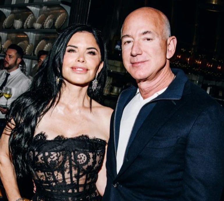 54-річна наречена Безоса показалася без мейкапу й фільтрів та в ідеальному мереживному міні