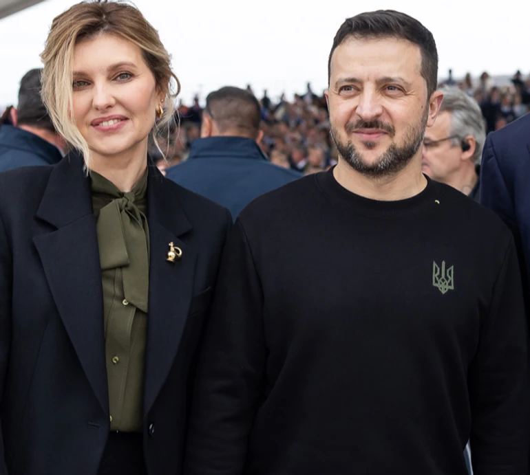 Зеленська з півником із Бородянки, монохромні Камілла та Макрон і леопардова Байден: луки перших леді на зустрічі у Нормандії. Фото