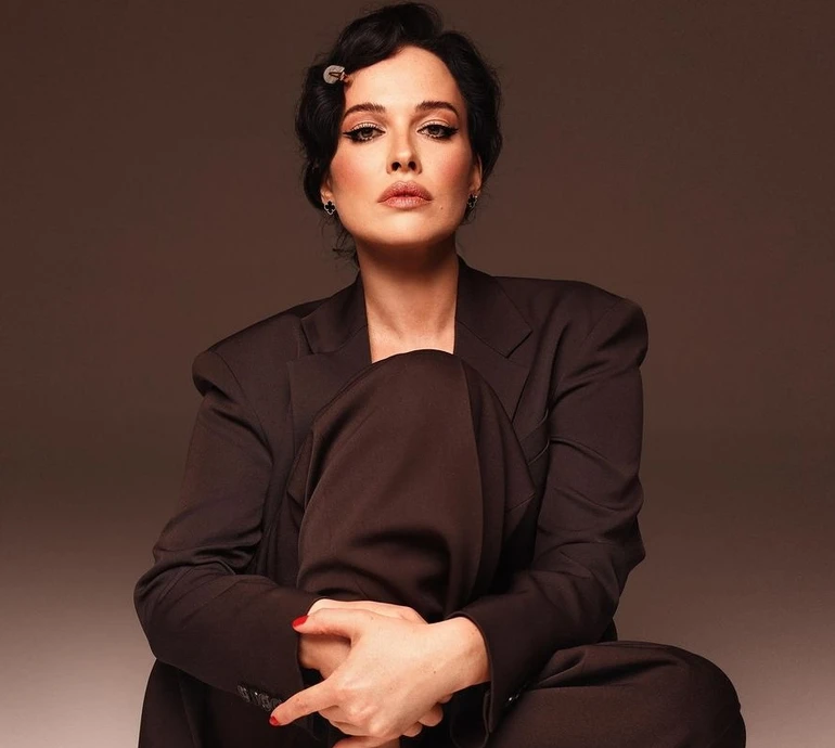 Астаф'єва на високому стільці блиснула пишним бюстом із-під розчахнутого жакета