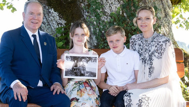 Дівчата у квітах і плісе та елегантні хлопці: княжа родина Монако попозувала для сімейного портрета. Фото