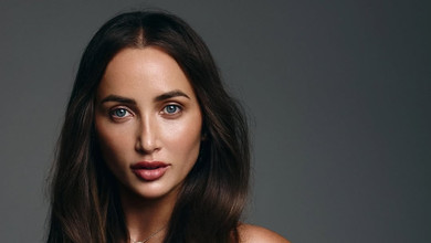 Спокуса і фітнес: Різатдінова в декольтованому топі та легінсах попозувала з гантельками в руках