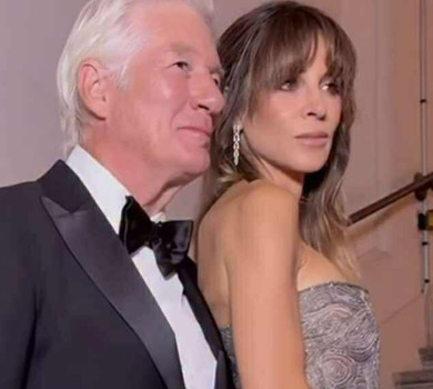 75-річний Річард Гір у смокінгу пригорнув 42-річну дружину в срібному платті на показі Армані в Мілані. Фото