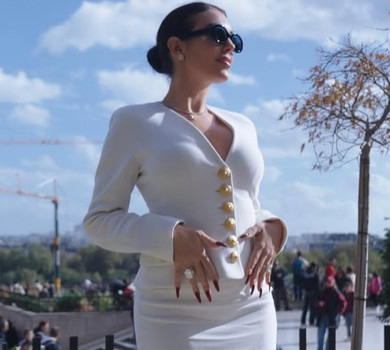 Наречена Роналду в елегантному міді з ґудзиками уявила себе парижанкою. Фото