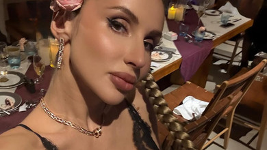 Лобода у білизняній сукні з розрізом відгуляла 43-річчя у Дубаї з молодшою дочкою, мамою і сестрою. Фото