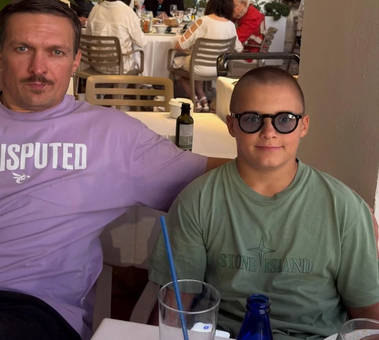 Дружина Усика у Всесвітній День Захисту дітей поділилася затишними фото синів та доньок