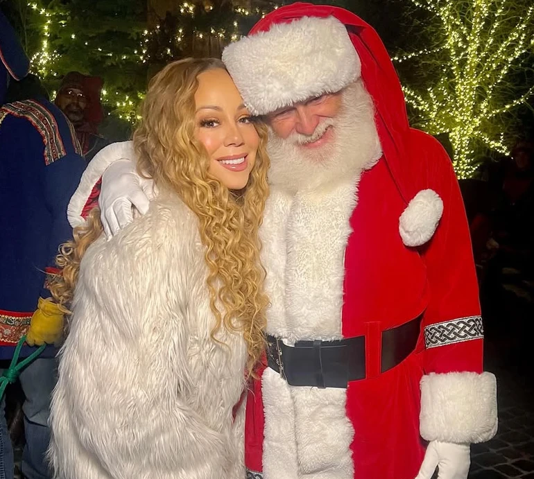 Мерая Кері з 14-річними сином і дочкою повеселилася із Сантою на різдвяних фото