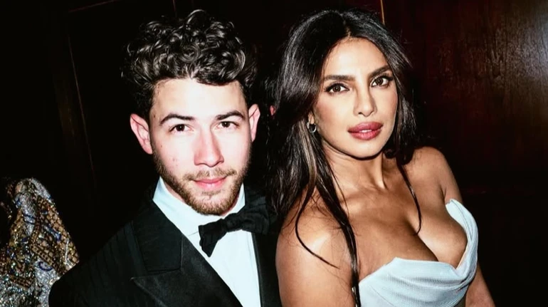 Чопра у піратській сукні блиснула стегном на хіднику з коханим у стильному теракоті. Фото