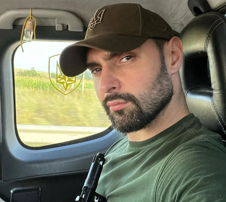 Новоспечений артилерист: Козловський показав, як стріляв з гармати. ВІДЕО