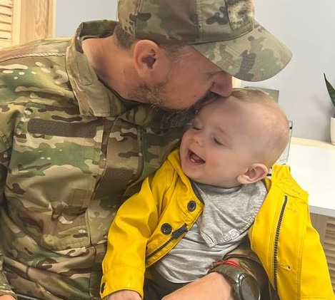 Сенцов із дружиною задмухали свічку у перший день народження сина. ВІДЕО