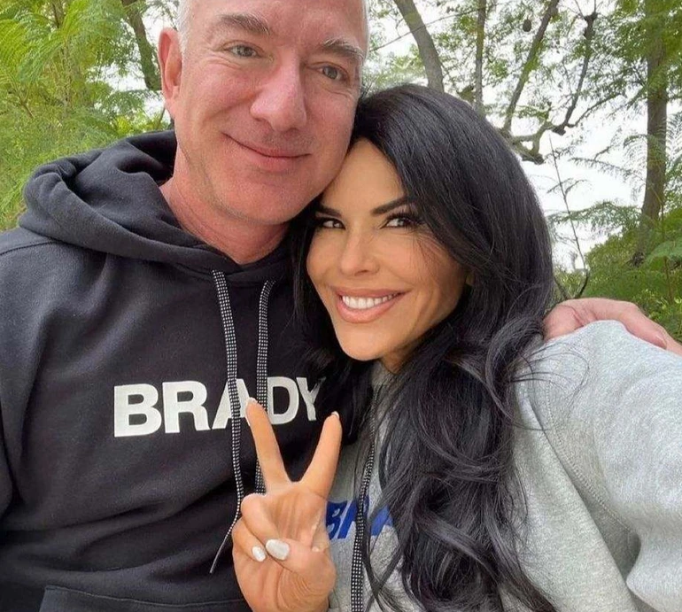 Це підпал: 53-річна наречена Безоса в дуже сміливій сукні відірвалася з подружками. ФОТО