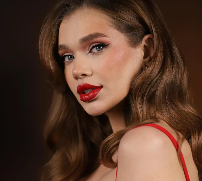 Саша Бо через 1,5 місяці після пологів похизувалася бюстом у тугій червоній сукні