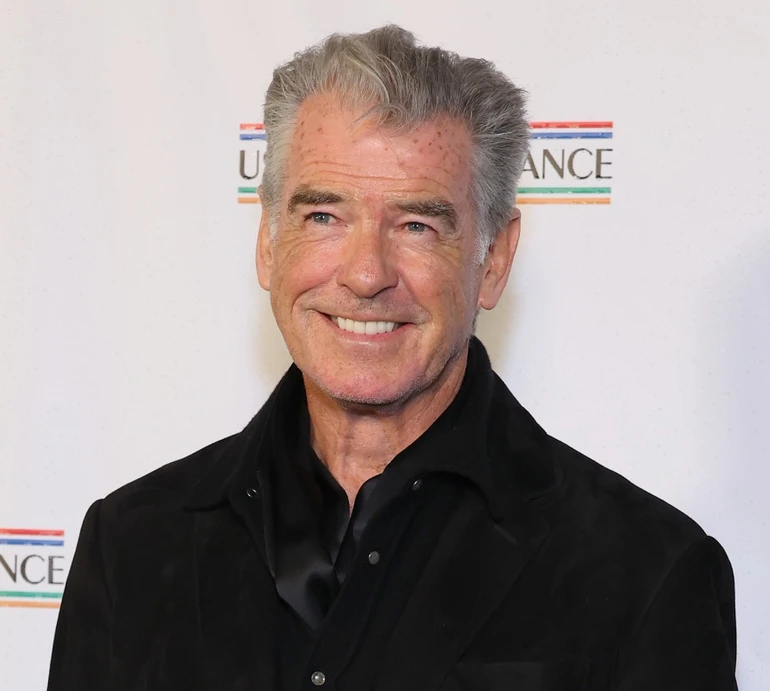 Стильна парочка: 70-річний Броснан за ручку з дружиною в total black відвідали урочистий івент. Фото