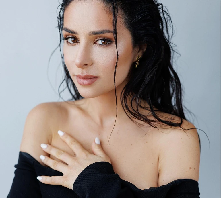 Огнєвіч у сексі-луці та з бігудями показала рецепт ідеального сніданку