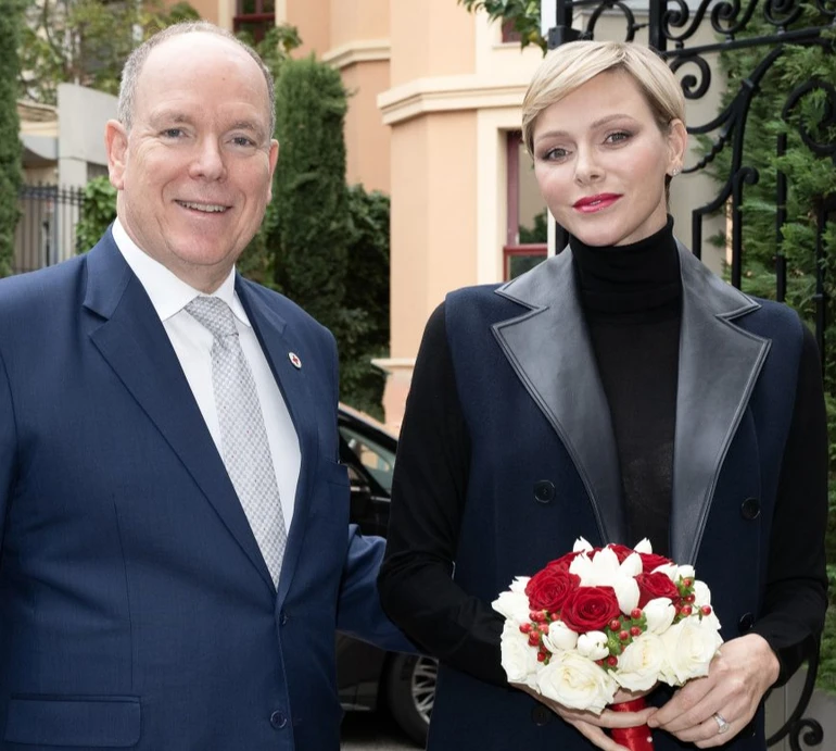 Княгиня Шарлін у вишуканому джампс'юті посвітила голими плечима на фото з чоловіком