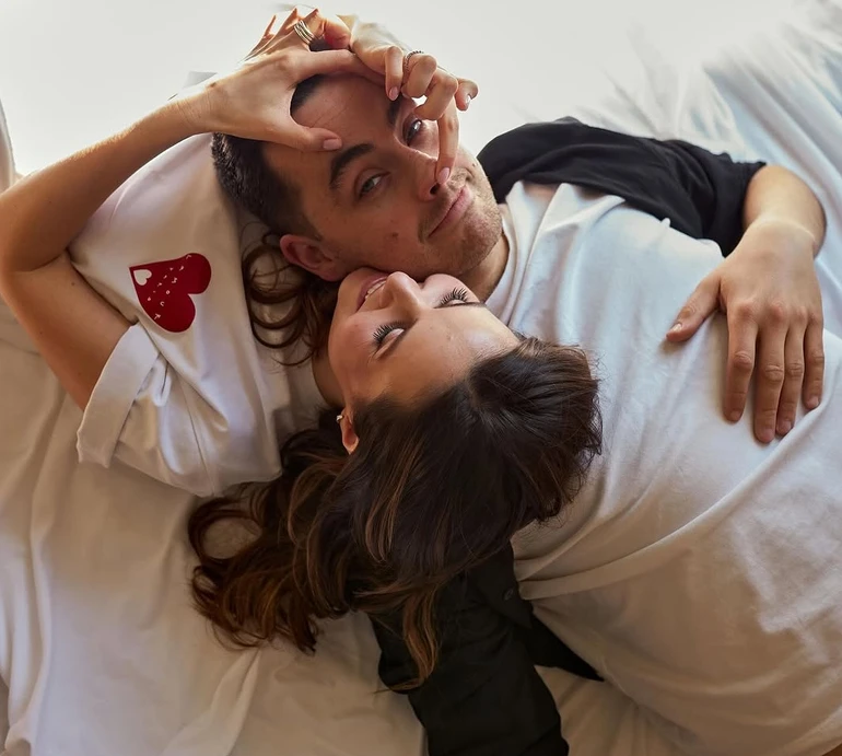 Так сильно любимо одне одного: Константиновський із нареченою показали трюк у романтичному фотосеті