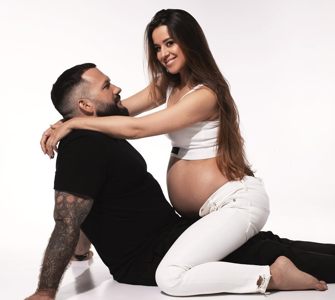 Slavia на 9-му місяці вагітності чуттєвими фото з коханим оголосила про заміжжя