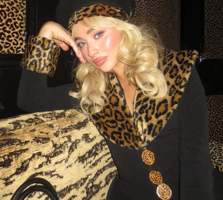 Сабріна Карпентер у спокусливій сукні посвітила голою спиною у ресторані. Фото