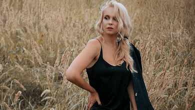 Між літом і прощанням з ним: Ребрик у чорній сукні на бретелях оголила ноги в колоссі заради серпневих фото