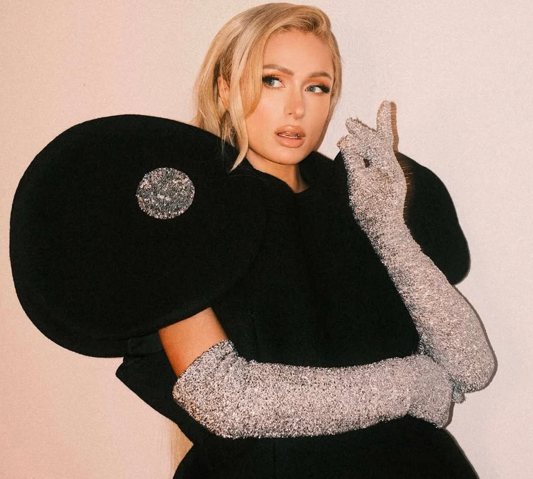 Величезні перли, спіднє та офісне міні: Хілтон у незвичних для себе луках ефектно попозувала для глянцю. Фото