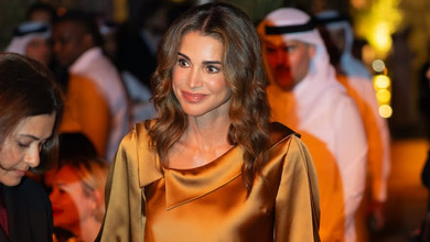 Королева Ранія в м'ятно-мідному шовку з візерунками показалася на вечері в Катарі. Фото