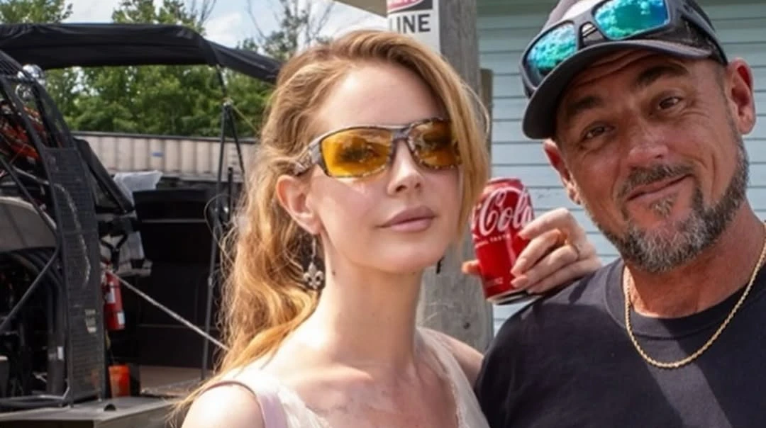 Лана Дель Рей у рюшах та шкірі показала романтику з чоловіком на Тижні моди в Нью-Йорку. Фото