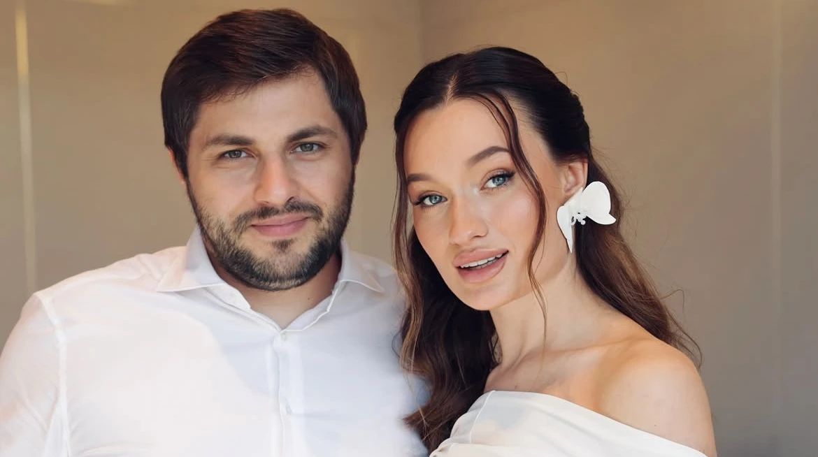 Очікування vs реальність: Глостер насмішила своїми з чоловіком весільними фото